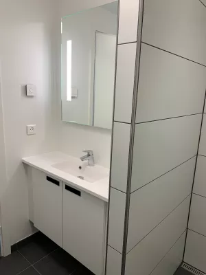 6885