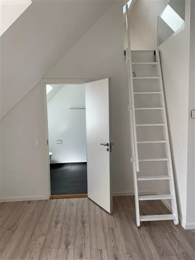 6998