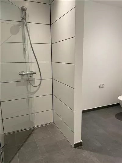 7577